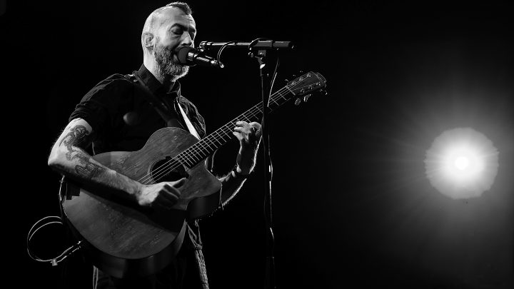 Guitar Hero Jon Gomm Becomes 1st Ambassador For A Unique Songwriting Charity