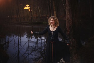 RENOWNED NORDIC FOLK ARTIST AND COMPOSER NANNA BARSLEV RELEASES HER DEBUT SOLO ALBUM “LYSBÆRER” TODAY ON CD AND DIGITAL!