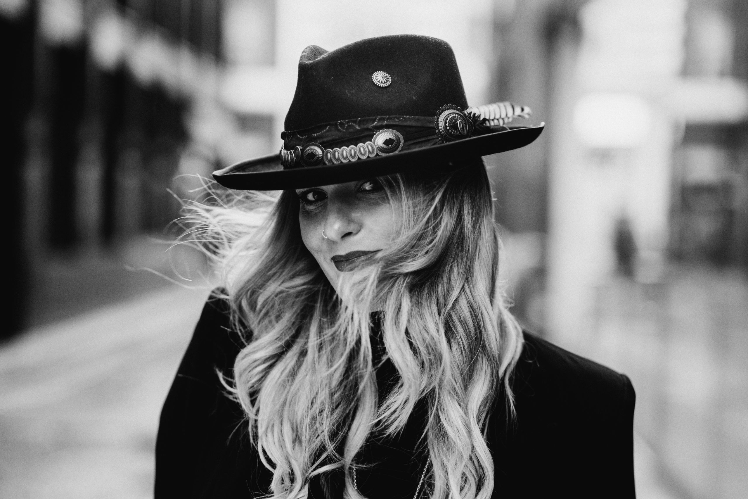 Elles Bailey Premieres Her Video for ‘Sunshine City, Live at The Pool’, as She Exuberantly Takes to The Road Once More, with Summer Festival Appearances in the UK & Beyond